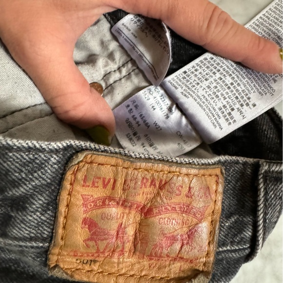 Levi’s mid rise black Jean shorts - Picture 3 of 4